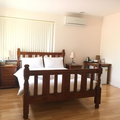 The Royal Dolphin Bed & Breakfast Safety Bay - Accommodation Kalgoorlie 4