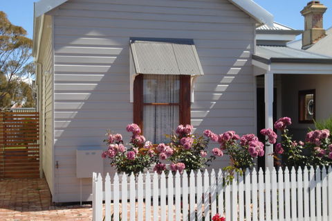Bluebird Cottage - Accommodation Kalgoorlie 0