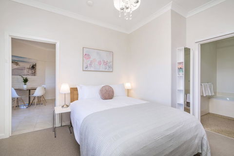 Light Bright, Quality River Views! Free Parking - Accommodation Kalgoorlie 0