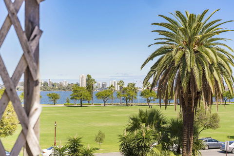 Light Bright, Quality River Views! Free Parking - Accommodation Kalgoorlie 16