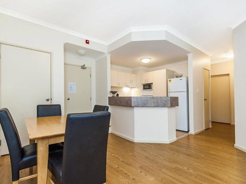 James On The Park - Executive Escapes - Accommodation Kalgoorlie 9