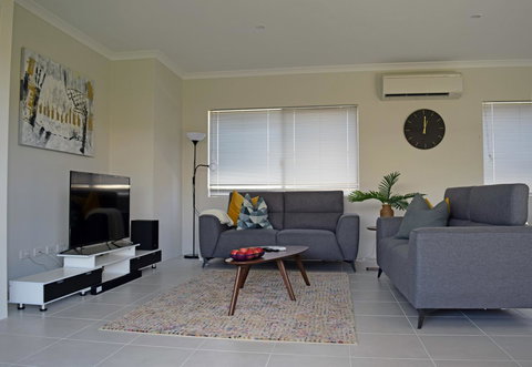 The Kingsleyâ€™s Place â€“ Piara Waters - Accommodation Kalgoorlie 3