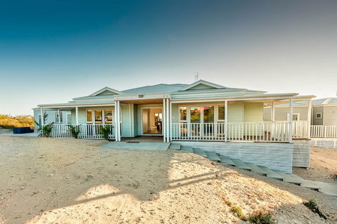 Blue Sky Escapes The Lookout Lancelin - Accommodation Kalgoorlie 0