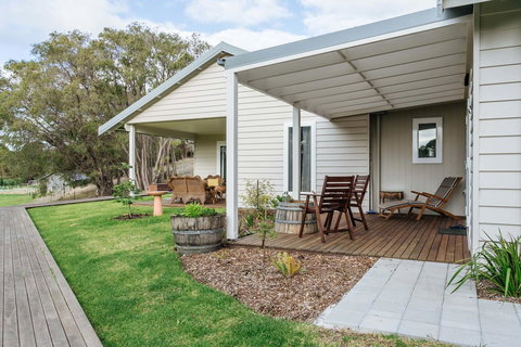 Stablebase - Accommodation Kalgoorlie 0