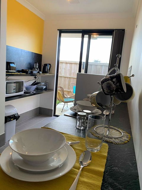 Stylish Colourfull Getaway - Accommodation Kalgoorlie 3