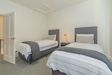 4 Bedroom House - Hobart CBD - Free Parking - Free WIFI - Accommodation Kalgoorlie 13