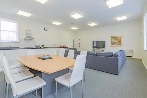 4 Bedroom House - Hobart CBD - Free Parking - Free WIFI - Accommodation Kalgoorlie 0