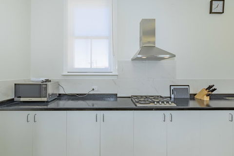 4 Bedroom House - Hobart CBD - Free Parking - Free WIFI - Accommodation Kalgoorlie 8