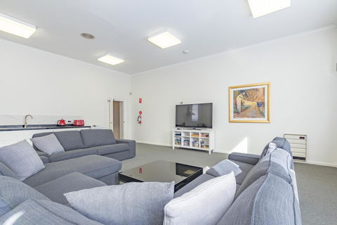 4 Bedroom House - Hobart CBD - Free Parking - Free WIFI - Accommodation Kalgoorlie 12