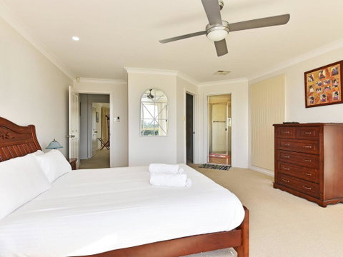 Noble Willow Homestead Lovedale. Super Spacious, With Views And Pool - Accommodation Kalgoorlie 1