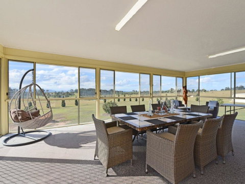 Noble Willow Homestead Lovedale. Super Spacious, With Views And Pool - Accommodation Kalgoorlie 2