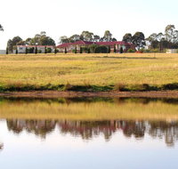 Noble Willow Studio Lovedale. Spacious with views and pool - Accommodation Kalgoorlie