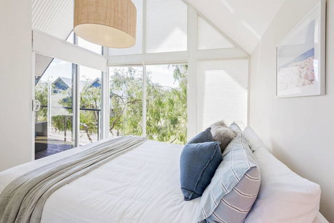 ON THE BEACH - Villa Over The Road From The Beach - Accommodation Kalgoorlie 0