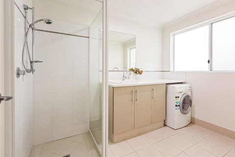 ON THE BEACH - Villa Over The Road From The Beach - Accommodation Kalgoorlie 3