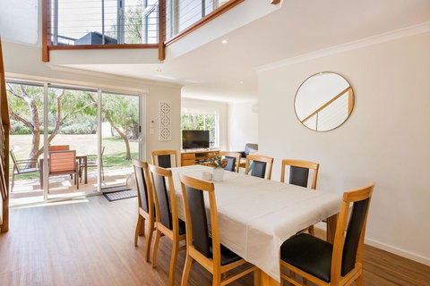 ON THE BEACH - Villa Over The Road From The Beach - Accommodation Kalgoorlie 1