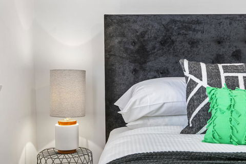 Oversized Apartment Close To City, Parks, MCG - Accommodation Kalgoorlie 3