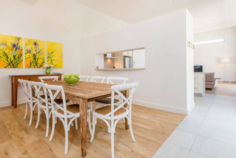PALM COURT RETREAT - MORNINGTON - Accommodation Kalgoorlie 1