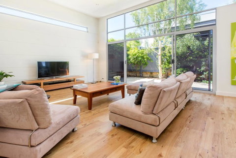 PALM COURT RETREAT - MORNINGTON - Accommodation Kalgoorlie 0