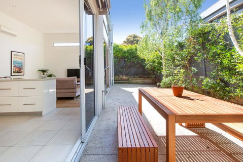 PALM COURT RETREAT - MORNINGTON - Accommodation Kalgoorlie 2