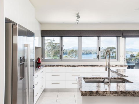 Paradise Point - Tamar Valley 14 Persons Residence With Pool - Accommodation Kalgoorlie 3
