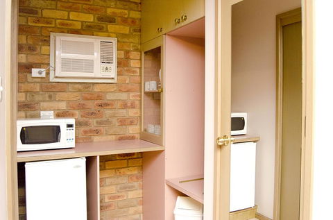 Pines Country Club Motor Inn - Accommodation Kalgoorlie 0