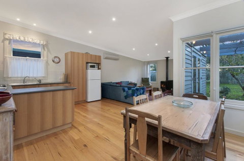 Plovers Rest - Central 3 Bedroom Cottage With Small Orchard - Accommodation Kalgoorlie 1