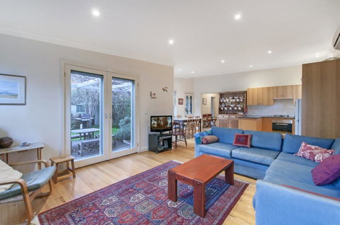 Plovers Rest - Central 3 Bedroom Cottage With Small Orchard - Accommodation Kalgoorlie 0