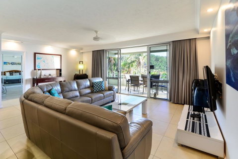 POINCIANA 101 HAMILTON ISLAND CENTRALLY LOCATED 3 BEDROOM, Plus BUGGY!! - Accommodation Kalgoorlie 2