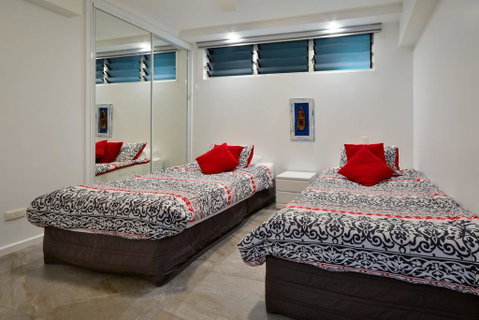 POINCIANA 101 HAMILTON ISLAND CENTRALLY LOCATED 3 BEDROOM, Plus BUGGY!! - Accommodation Kalgoorlie 1