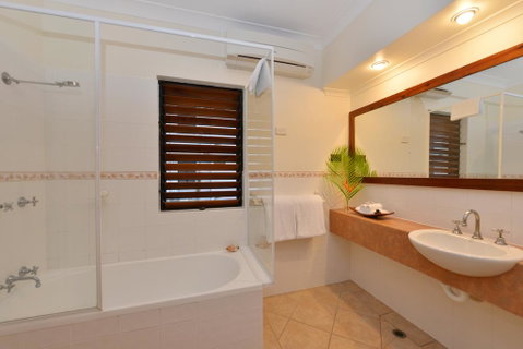 Poolside @ Hibiscus - Accommodation Kalgoorlie 3