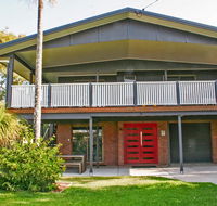 Red Door Beach House - Marcoola Beach - PET FRIENDLY FOXTEL WIFI 500 BOND Linen Supplied - Accommodation Kalgoorlie