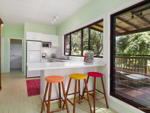 Retro Vibes - 18 Norahview Street, Bateau Bay - Accommodation Kalgoorlie 1