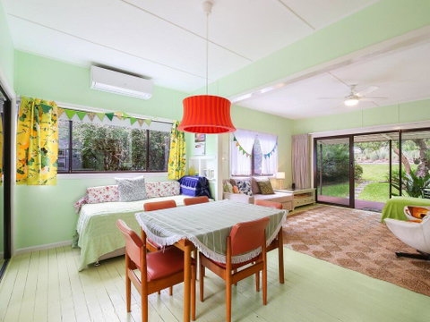 Retro Vibes - 18 Norahview Street, Bateau Bay - Accommodation Kalgoorlie 3