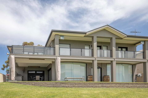 River Devine - Accommodation Kalgoorlie 0