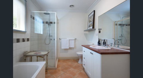 Roalies Farm House - Accommodation Kalgoorlie 2