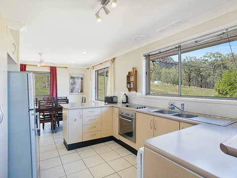 Rosamund House In Broke, 4br House In Walking Distance To Cellar Doors - Accommodation Kalgoorlie 2