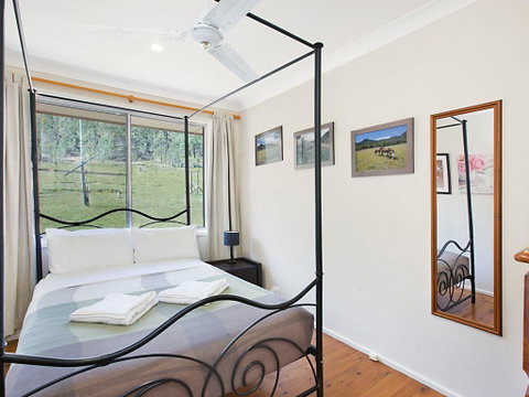 Rosamund House In Broke, 4br House In Walking Distance To Cellar Doors - Accommodation Kalgoorlie 1