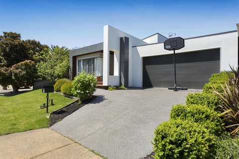 SAFETY BEACH ENTERTAINER - Accommodation Kalgoorlie 1