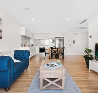 Spacious and Artfully Designed Apartment in Surfers - Accommodation Kalgoorlie
