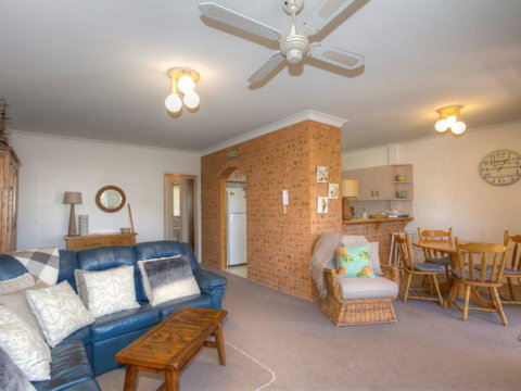 St James 6, Stylish Airconditioned Retreat - Accommodation Kalgoorlie 0