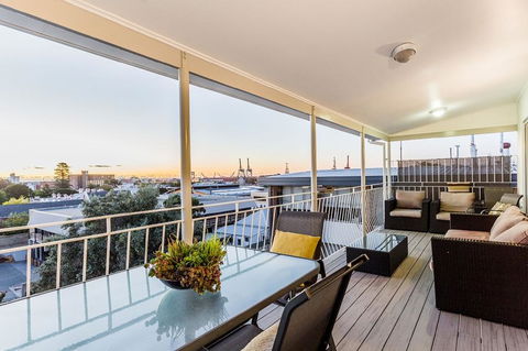 Stirling Apartments - The Penthouse - Accommodation Kalgoorlie 0