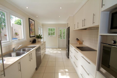 Strahan House - Accommodation Kalgoorlie 2