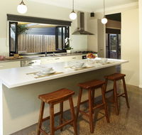 Stylish Living- Fireplace WiFi Linen 4 bdrm Beach 850m - Accommodation Kalgoorlie