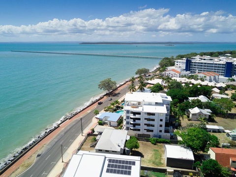Sublime Beachfront Queenslander On The Esplanade - Accommodation Kalgoorlie 2