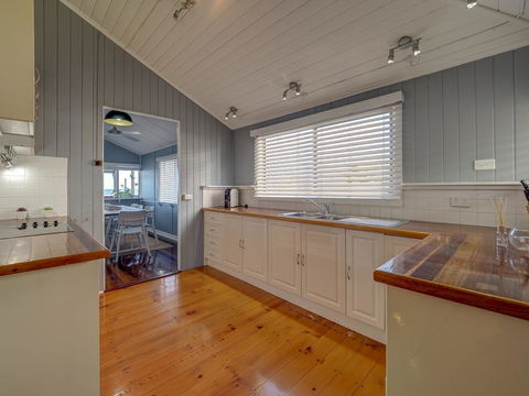 Sublime Beachfront Queenslander On The Esplanade - Accommodation Kalgoorlie 1