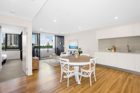 Sun Drenched Apartment In The Heart Of Surfers - Accommodation Kalgoorlie 1