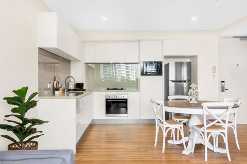 Sun Drenched Apartment In The Heart Of Surfers - Accommodation Kalgoorlie 3