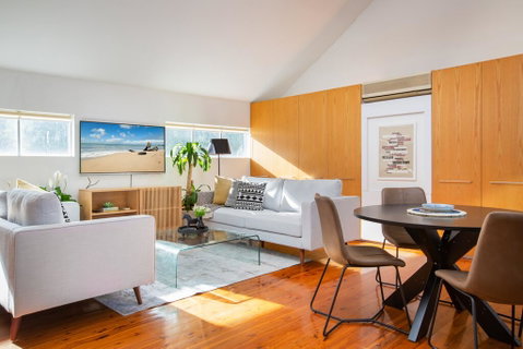 Sunlit Two-Bedroom Unit With Sprawling BBQ Deck - Accommodation Kalgoorlie 1