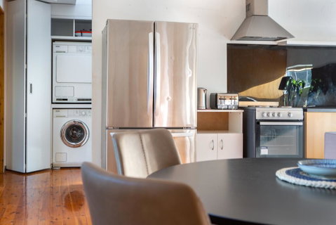 Sunlit Two-Bedroom Unit With Sprawling BBQ Deck - Accommodation Kalgoorlie 3