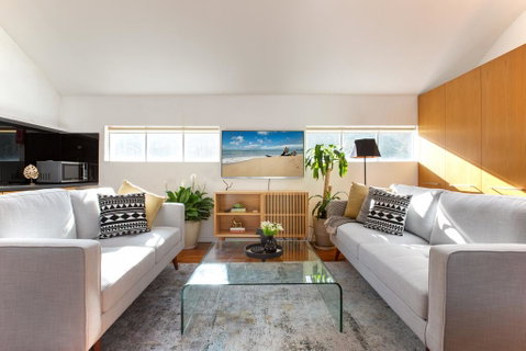 Sunlit Two-Bedroom Unit With Sprawling BBQ Deck - Accommodation Kalgoorlie 2